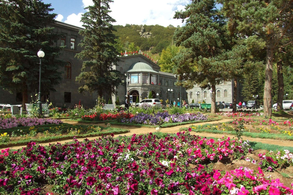 Armenia Hotel & Health Spa