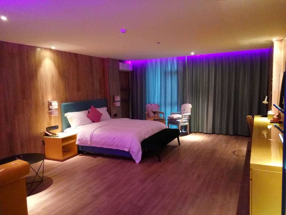 Yantai 90's Light Luxury Hotel