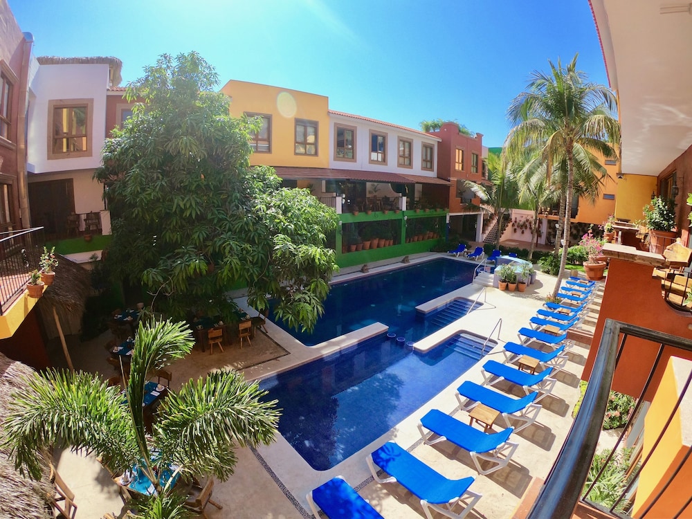 Casa Lotería Sayulita - Family Boutique Hotel With Renovated Pool, Spacious Full Kitchen Suites, Restaurant, Rooftop Yoga & Free Parking - 3 Min To Beach (Sayulita, Nayarit, Mexico)