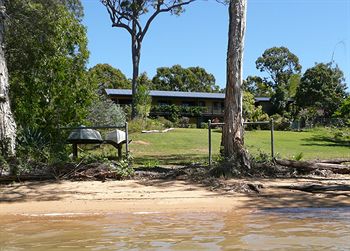 Yarrandabbi Dreaming B&B & Macleay Island Holiday Home