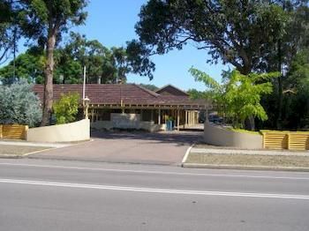 The Glades Country Club Motor Inn